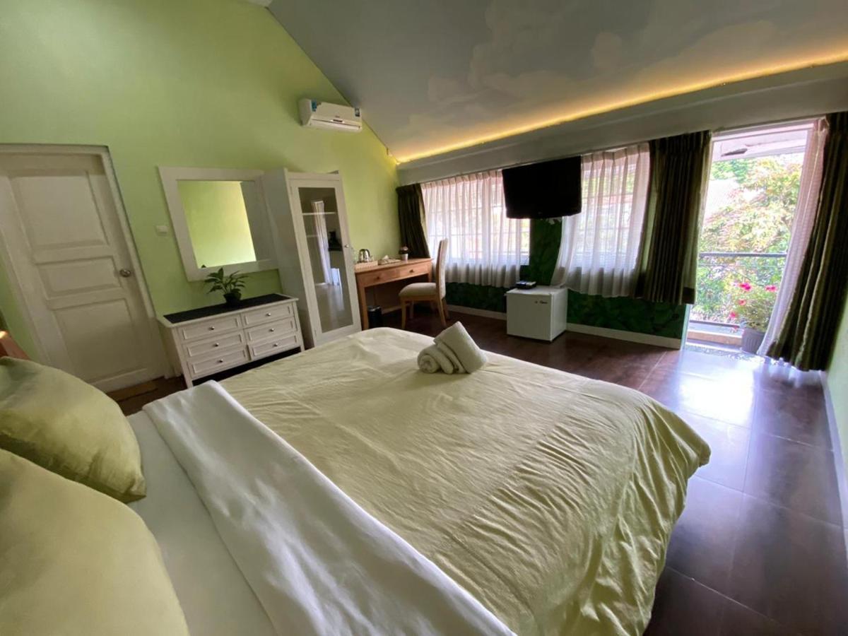 La Nostalgie Boutique Guest House Бандунг Екстер'єр фото