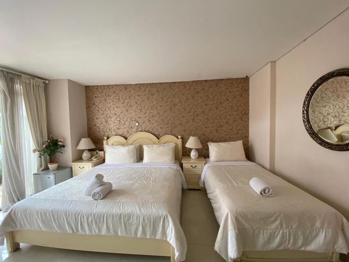 La Nostalgie Boutique Guest House Бандунг Екстер'єр фото